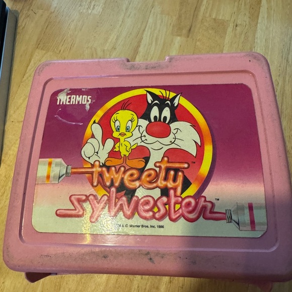 Used 1986 Looney Tunes Sylvester and Tweety Pink Plastic Lunch Box by Thermos - Picture 2 of 9